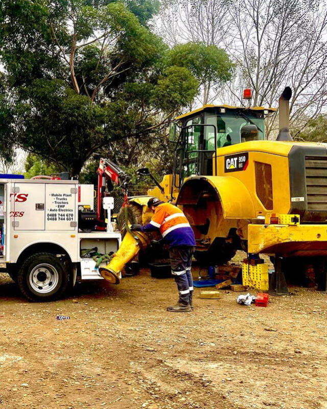 Hydraulics being repaired on heavy equipment by a Geelong diesel mechanic